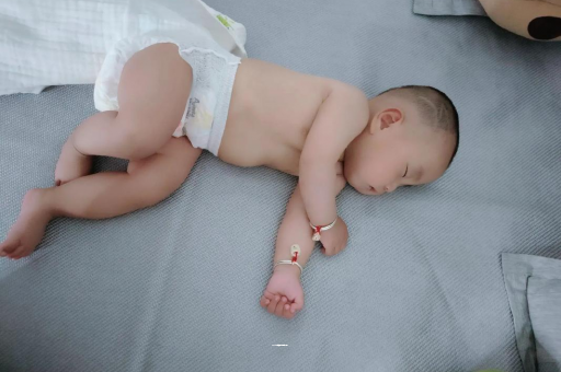 微山几个月宝宝会抬头